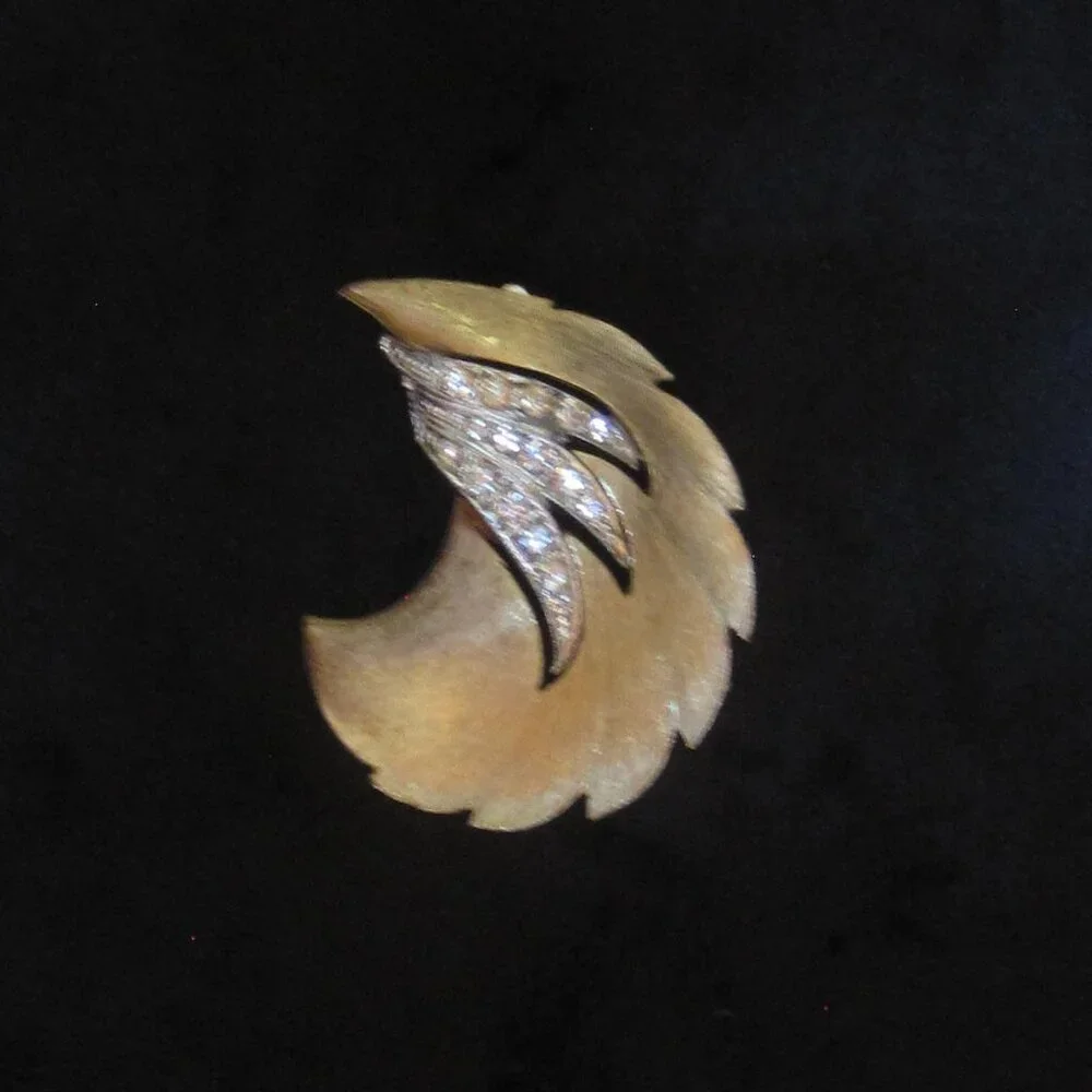 Vtg Signed JJ Jonette Brushed Gold Plated Clear Rhinestone Leaf Pin Brooch MCM